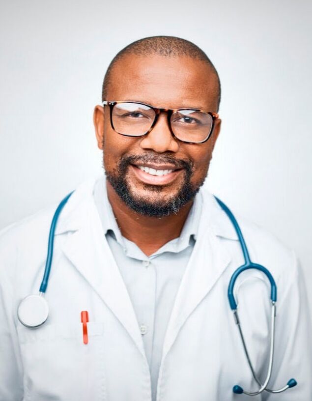 Dọkịta Orthopedist-rheumatologist Nnakwe Uka